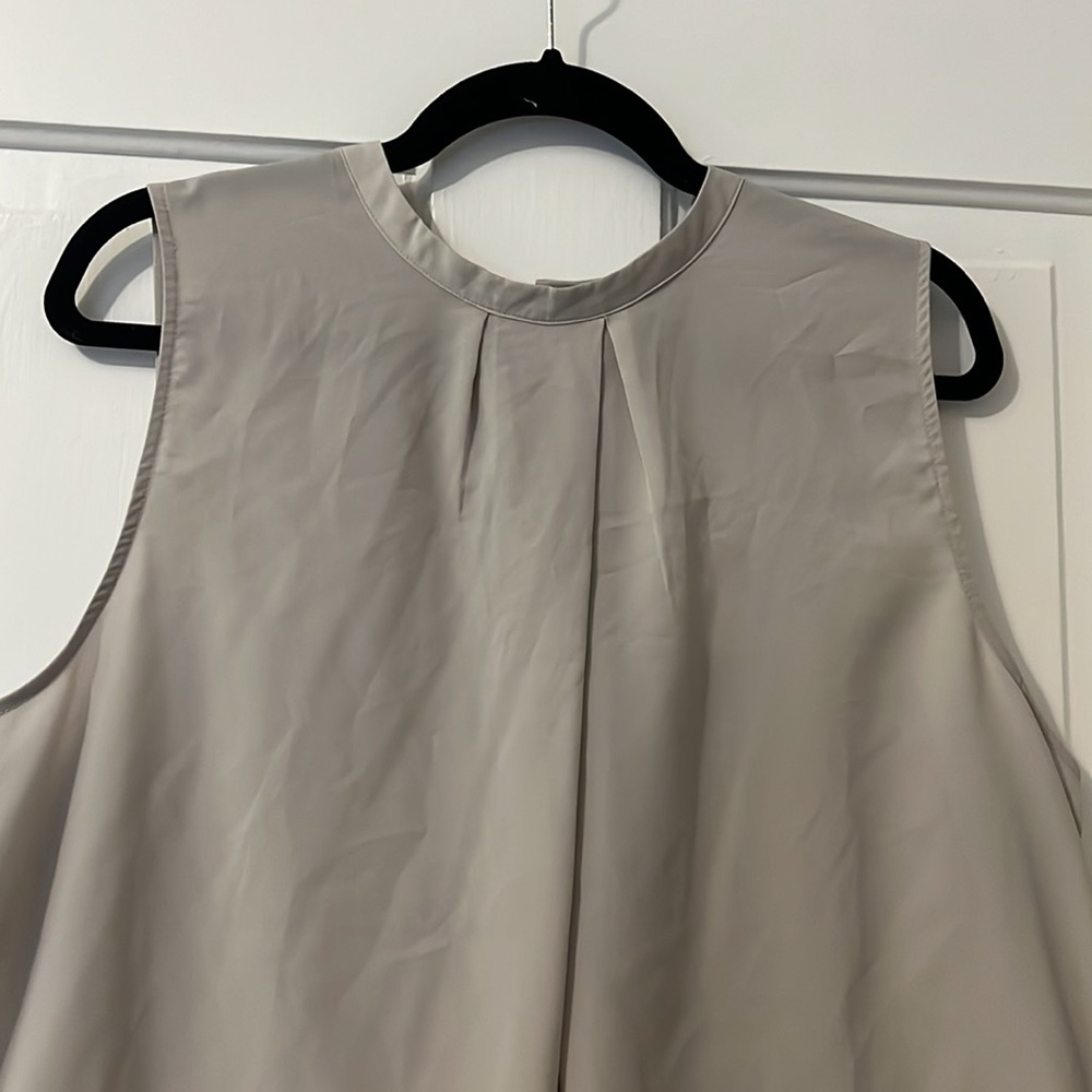 Banana Republic Gray Sleeveless Top with Front Pleat - Picture 2 of 4